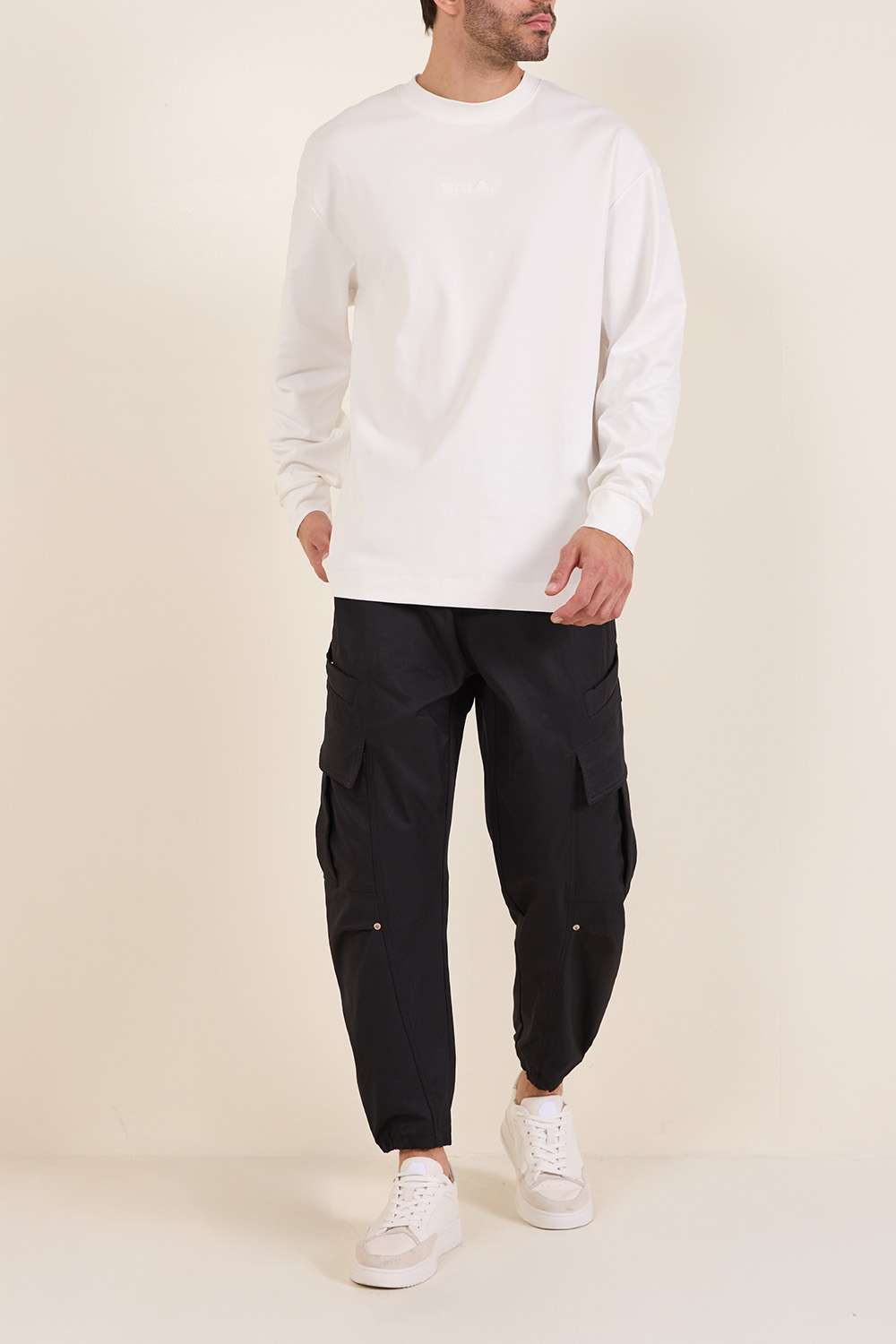 תמונת כל הלוק של חולצת טי ארוכה אוברסייז